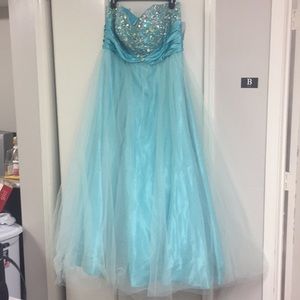 Never worn beautiful blue prom dress